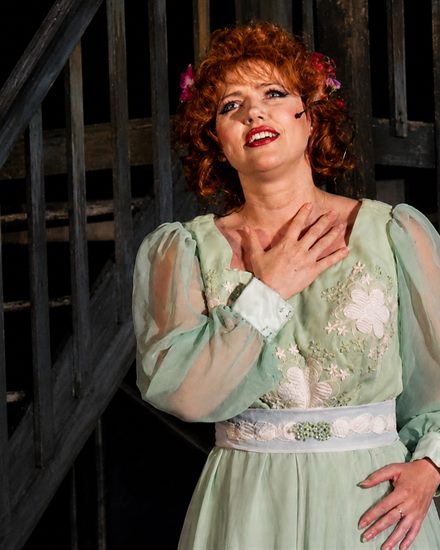 Maria Knapik podczas występu na scenie